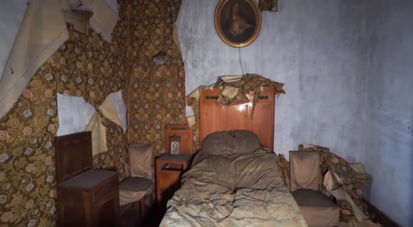 一座古老廢棄的城堡，屋內留下了精美的古董傢俱