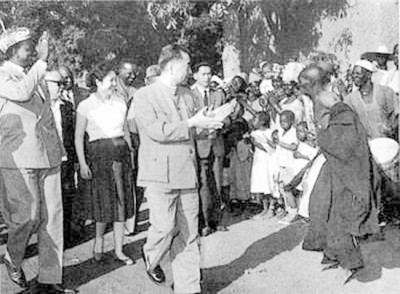 1964年周恩來訪問非洲，得知迦納總統突然遭遇刺殺，依舊毅然前往