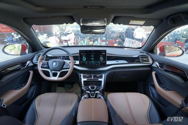 試駕比亞迪秦PLUS EV 一臺有顏/有料/有續航的小號漢EV