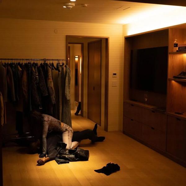 潮流 | YE與Julia約會送一屋子衣服；iPhone 14 Pro據稱為無劉海設計