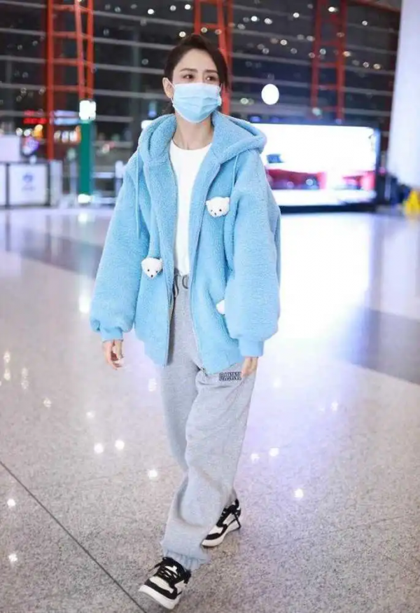 佟麗婭這回造型太美了，穿白色泡泡袖連衣裙氣場強大，美得驚豔