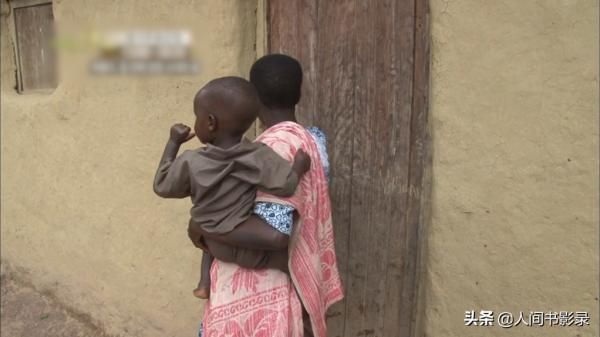 非洲女孩癱瘓10年，1天只吃1頓飯，每天和羊睡在一起