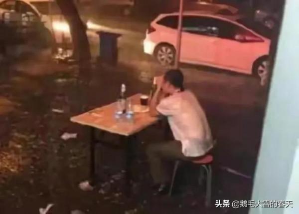 中年男人：一天打兩份工，妻兒每天花天酒地