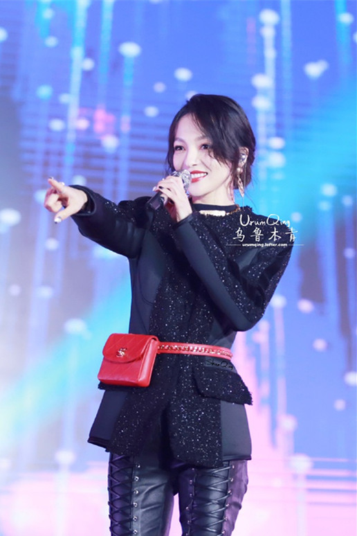 張韶涵是多喜歡香奈兒包，登臺表演都不忘繫腰上，唱完就要走嗎？