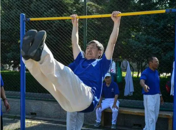 吊單槓治百病？特別是腰間盤突出？別瞎練了，看看醫生怎麼說