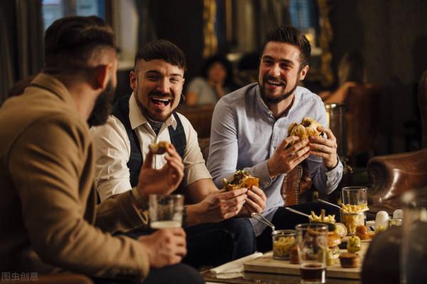 老人邀請這些人，就是“引狼入室”