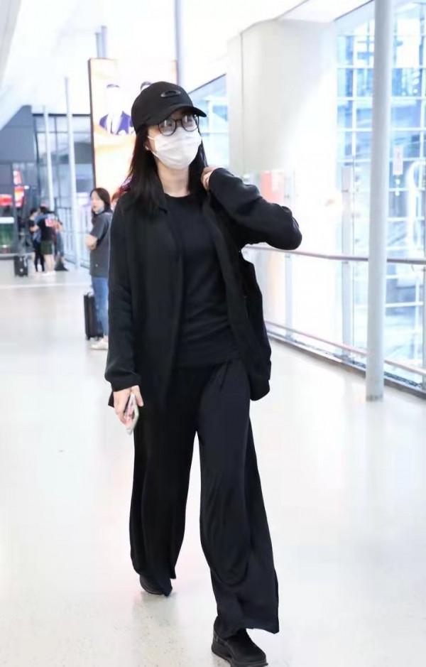 梅婷私服比小姑娘還潮，一身黑看似簡單卻不普通，時髦又顯身材