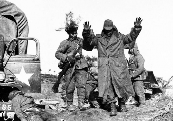 志願軍連長髮明“三朵花”，40人幹掉800人，美軍誤以為是高科技