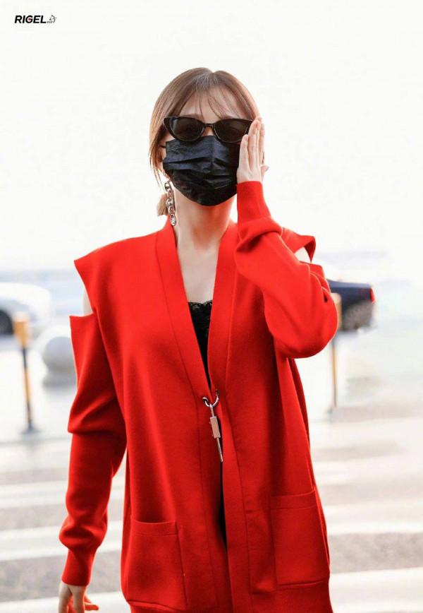 虞書欣紅色露肩上衣設計感滿滿，墨鏡難掩精緻妝容