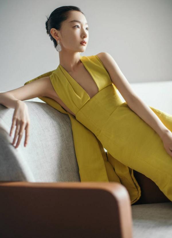 周冬雨蝴蝶結造型優雅大方