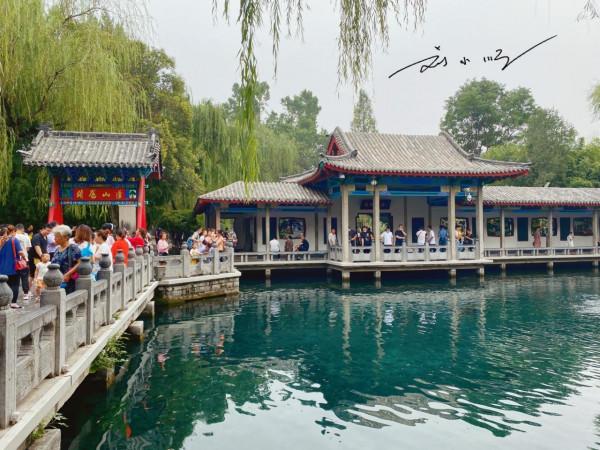 山東省濟南市的“名泉之冠”，是國家5A級旅遊景區，名字卻很奇怪