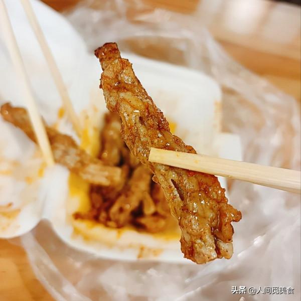 河南大叔自創美食惹爭議，1元1串，有人連吃20年，有人卻下不去嘴