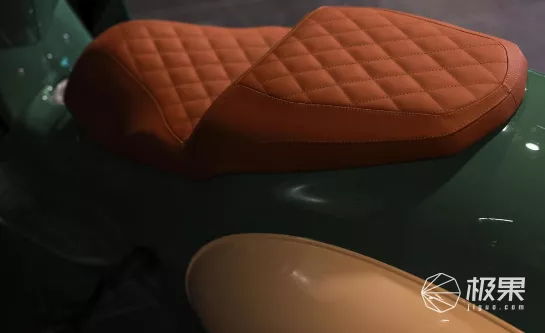 寶馬摩托變身復古機車，座椅用上“暖心”配置，冬天出行不怕凍