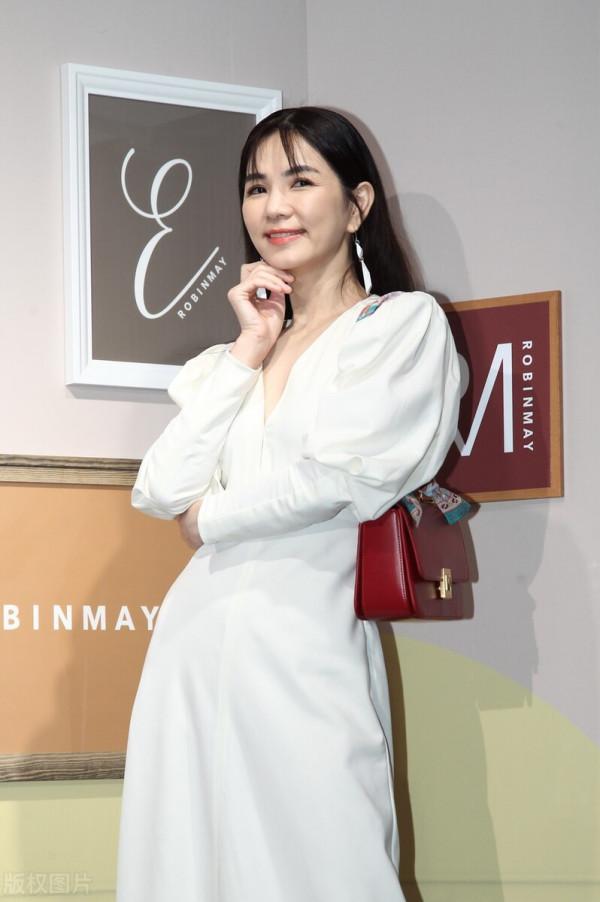 Ella陳嘉樺越來越有女神範，穿泡泡袖連衣裙溫婉雅緻，哪像假小子