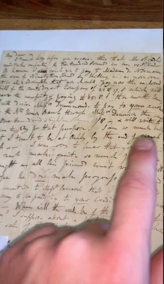 英國男子住在五百年前的舊屋，拆開書架木板，發現後面藏有一房間