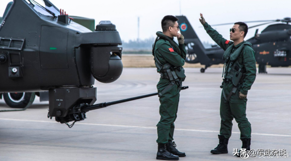 陸航藍再見,直-10飛行員換裝新飛行服,但自衛火力仍是5.8mm手槍 陸航藍再見,直-10飛行員換裝新飛行服,但自衛火力仍是5.8mm手槍
