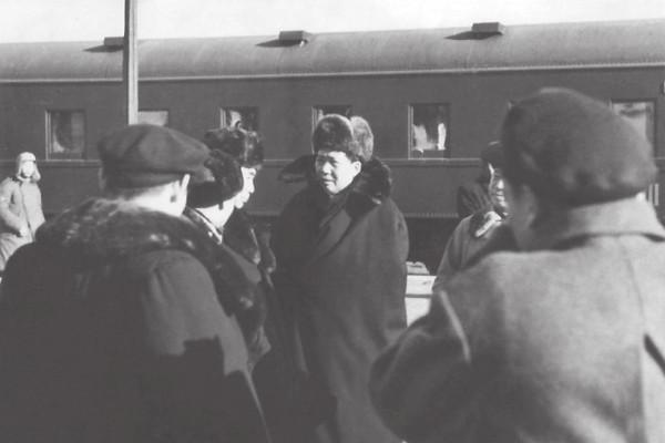 楊成武向毛主席彙報,臨走差點流淚?毛主席省出6個青稞饅頭給楊 楊成武向毛主席彙報,臨走差點流淚?毛主席省出6個青稞饅頭給楊