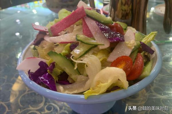 內蒙古縣城裡的小飯館,菜量大到驚人,外地遊客卻無福消受 內蒙古縣城裡的小飯館,菜量大到驚人,外地遊客卻無福消受