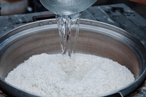 煮米飯,不要直接加水下鍋,牢記2竅門,大米香噴噴的,軟糯清甜 煮米飯,不要直接加水下鍋,牢記2竅門,大米香噴噴的,軟糯清甜