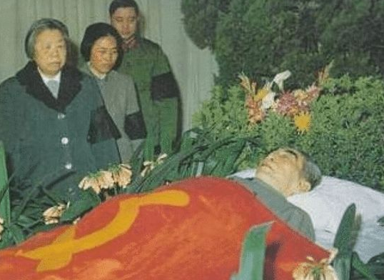 1975年周恩來第5次手術後,突然叫來醫生:太疼了,能哼幾聲嗎? 1975年周恩來第5次手術後,突然叫來醫生:太疼了,能哼幾聲嗎?