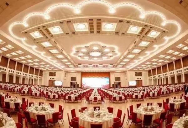 國慶10週年國宴時，在宴會廳的天花板上面藏了50多人，他們是誰