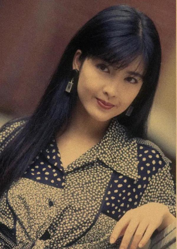 照片雖然陳舊發黃，依然珍貴的記錄下周慧敏的青春美麗