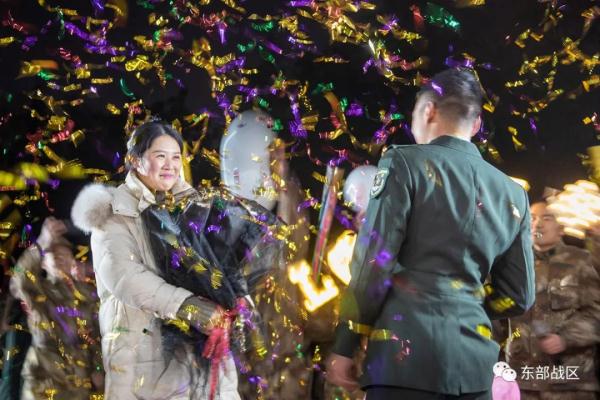 陸軍上士向武警退役女兵求婚，超甜