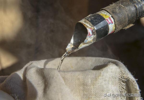 大山裡農民用祖傳木桶釀製柿子酒，口感純正好喝不上頭，啥情況