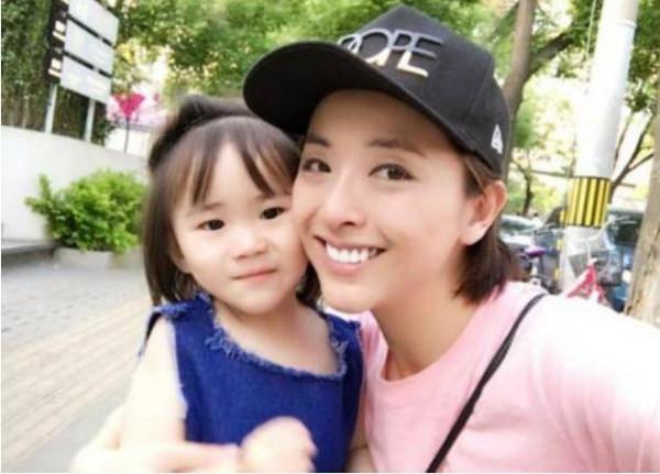 黃小蕾：被大張偉拒絕後，因一頓飯嫁富豪，閃婚生女被迪士尼拉黑