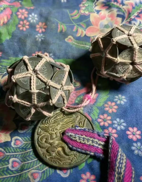 幾個不起眼的小物件，古玩店主照單全收，看這一萬花的值不值