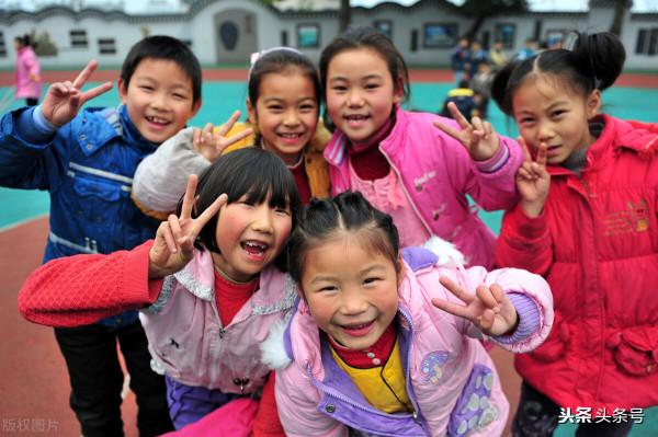 中秋節回老家孩子們玩得開心，突然大孩被告知小孩是叔叔—太委屈