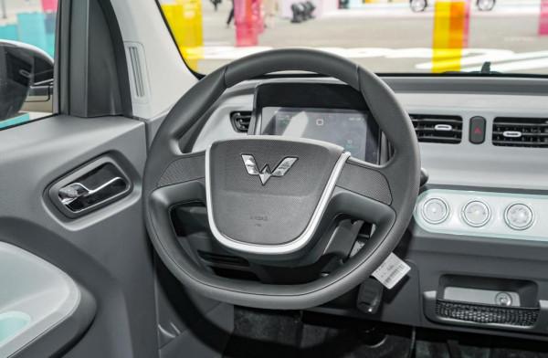 工薪族買車，價格越低越好，這三款不但省油，保養還便宜