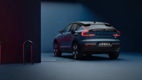 408馬力開著超爽,個性轎跑SUV回頭率100%,內飾看著就舒服 408馬力開著超爽,個性轎跑SUV回頭率100%,內飾看著就舒服