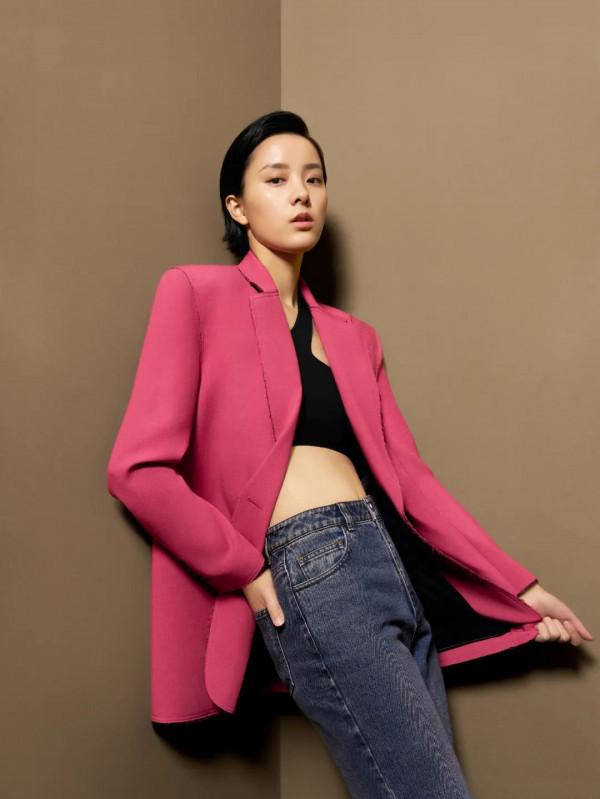 裴蓓的果敢女性衣櫥，被張家誠拍出來了