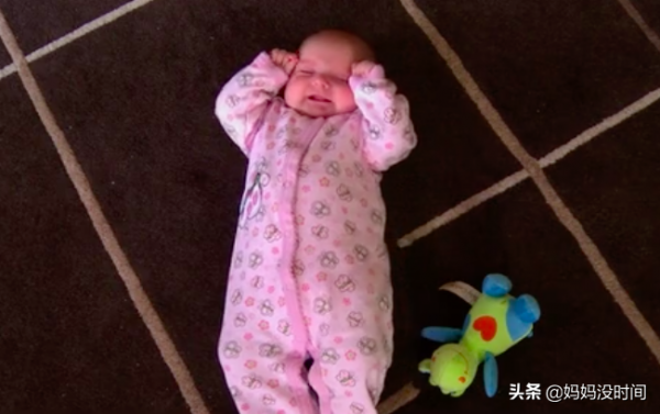 寶寶抓耳朵、踢腿、拱背到底是啥意思，怎樣讀懂寶寶的肢體語言？