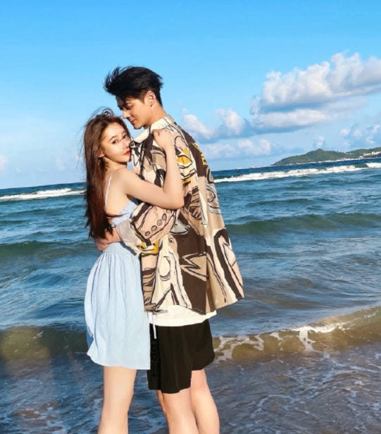 郭品超中秋攜女友秀恩愛,兩人漫步海邊,牽手相擁舉高高甜度爆表 郭品超中秋攜女友秀恩愛,兩人漫步海邊,牽手相擁舉高高甜度爆表