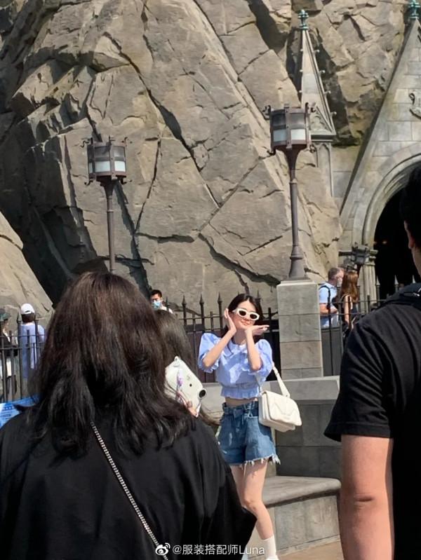 盤點環球影城偶遇明星生圖,白敬亭似商務精英,林依輪兼職賣貨? 盤點環球影城偶遇明星生圖,白敬亭似商務精英,林依輪兼職賣貨?