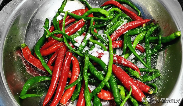 想吃酸辣椒不用買了自己在家3步就搞定，酸脆爽口沒有新增劑