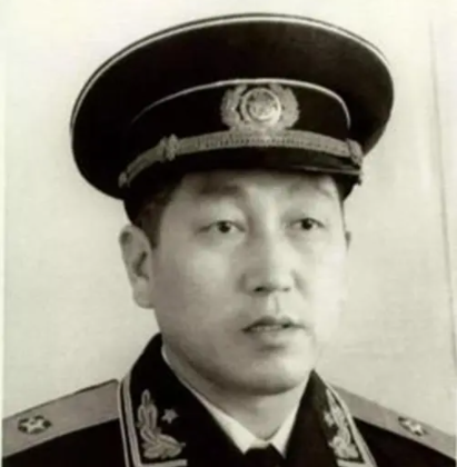 闊別18年，曾經的少年變成副司令，回家探親被母親詢問：你找誰？