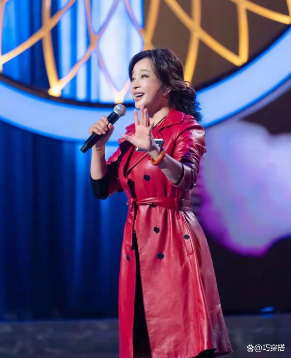 70歲劉曉慶真富態！寬鬆大衣難掩發福腰，陽綠翡翠大吊墜真惹眼