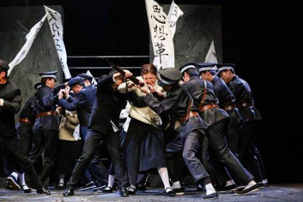 1947年刑場上，一革命者掙扎著喊道：“家裡有狗，快回家”