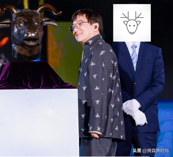 67歲成龍滿臉皺紋戴花鏡,穿唐裝亮相,氣質證明“精忠”情懷 67歲成龍滿臉皺紋戴花鏡,穿唐裝亮相,氣質證明“精忠”情懷