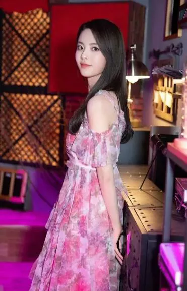 楊家3大美人中的楊超越：初中文化，21歲成中國頂流女星身價過億