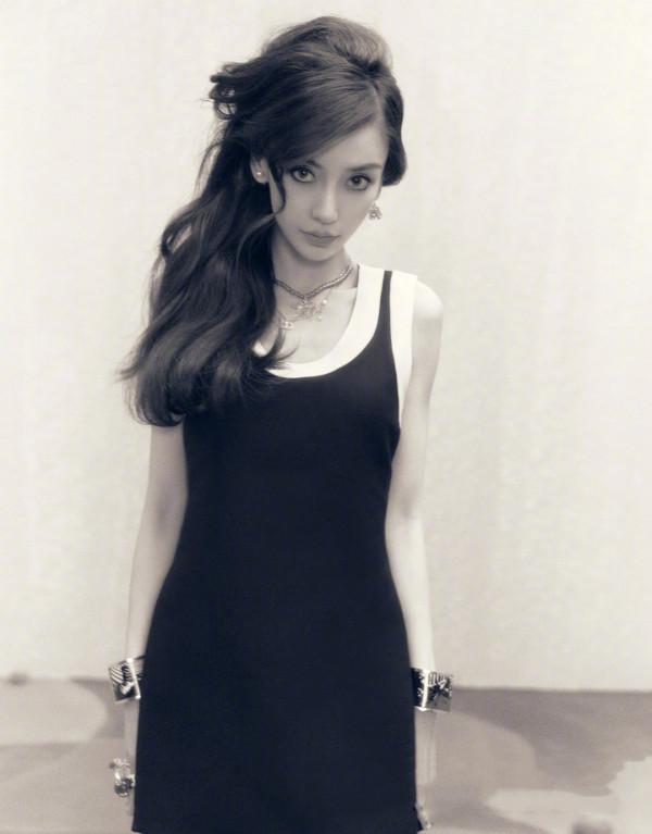 Baby最新雜誌封面曝光，煙燻妝也遮不住仙女臉，綁帶鞋有點看不懂