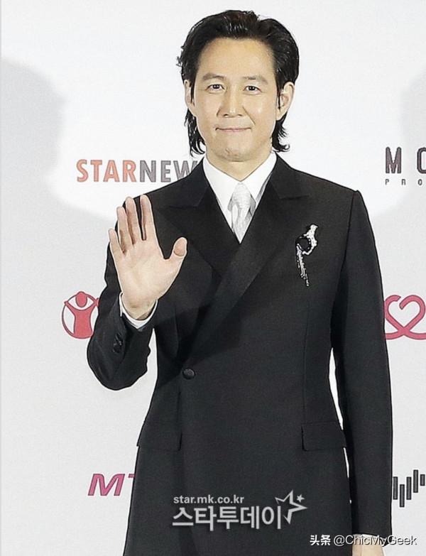 2021亞洲明星盛典爆點多!韓素希紅毯美哭,宋智孝邊領獎邊睡覺 2021亞洲明星盛典爆點多!韓素希紅毯美哭,宋智孝邊領獎邊睡覺