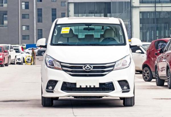 配2.0T發動機+軸距3198mm，起價14.58萬元，大通G10太能“裝”了