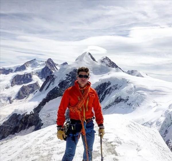 英國王室出了個英俊小哥，女王看好他，有望頂了哈里的缺