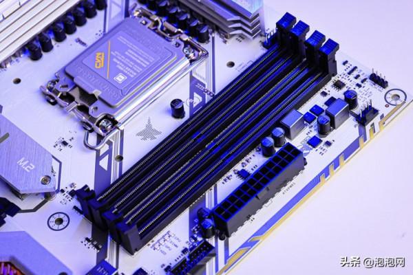 七彩虹Z690主機板評測:D4記憶體,16相CPU供電 七彩虹Z690主機板評測:D4記憶體,16相CPU供電