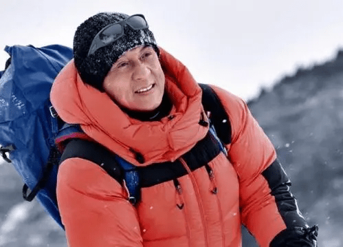 67歲成龍盡顯老態，頭髮稀疏成“空氣劉海”，或將會是退圈之作？