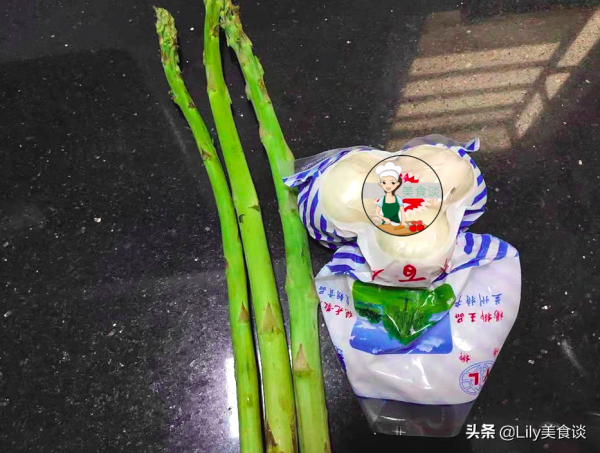 建議女人少吃保健品，多吃&OpenCurlyDoubleQuote;一白一綠&rdquo;，便宜營養，冬天吃特養人